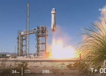 60여년 전 우주인 탈락 90살, 블루오리진 타고 우주비행