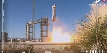 60여년 전 우주인 탈락 90살, 블루오리진 타고 우주비행