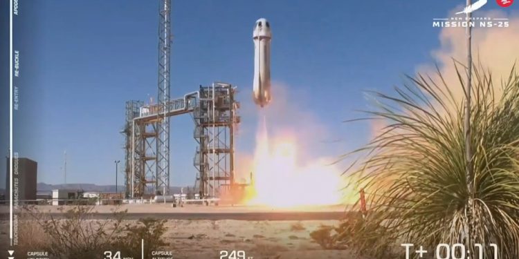 60여년 전 우주인 탈락 90살, 블루오리진 타고 우주비행