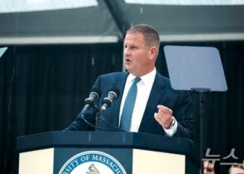 대학 졸업생 1200명에 각 1000달러 뿌린 억만장자…”반은 가지고 반은 기부해라”