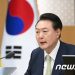 부친 자리 앉은 尹…등 두드리며 응원한 학술원 원로들