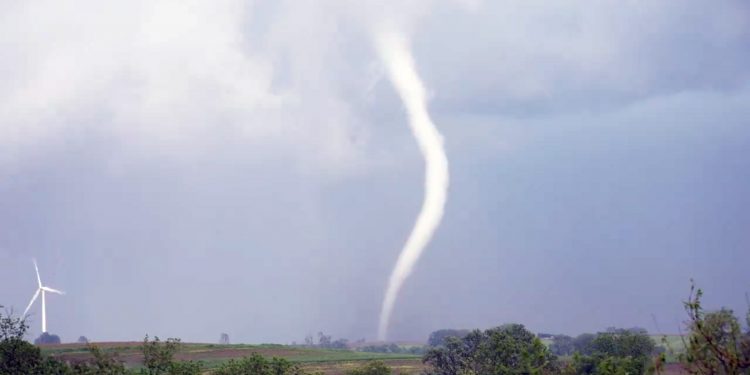 토네이도의 가공할 위력, 대형 트레일러가 장난감처럼 뒤집혀