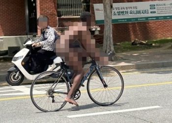 대학 캠퍼스서 외국인 남학생 ‘알몸 자전거’ 소동…”조현병 발병”