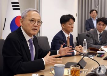 유인촌 “세종대왕 동상 뒤에 한자? 광화문 현판, 한글날에 뭔가 해보려고”