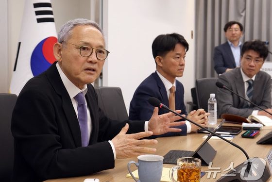 유인촌 “세종대왕 동상 뒤에 한자? 광화문 현판, 한글날에 뭔가 해보려고”