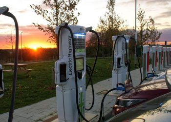 美 전기차 전환의 또 다른 장애물…성인 40% “정치신념으로 부정 인식”