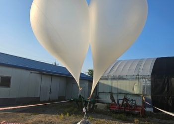 北 김여정 “대남 ‘오물풍선’은 성의의 선물…계속 주워 담아야 할 것”