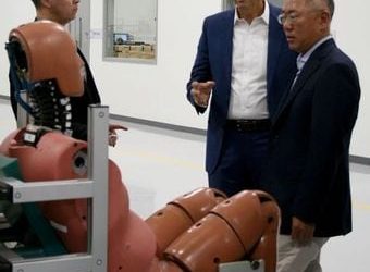 ‘충돌실험’ 美 더미 제작사 찾은 정의선 회장…車 안전성능 직접 챙긴다