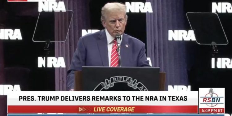 77세 트럼프, 연설 중간에 돌연 ’30초 침묵’…바이든측, 건강이상설 제기