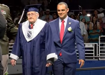 98세 제2차 세계대전 참전용사 졸업장 받다!