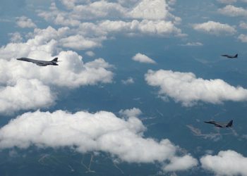美 B-1B, 7년만에 한반도서 정밀유도폭탄 투하…北 경고장