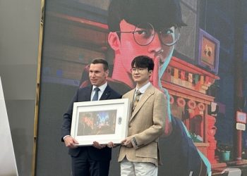 ‘페이커’ 새겨넣은 세상에 한대 뿐인 벤츠…전설에 바친 차량 가격은