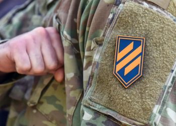 “바이든, ‘신나치 논란’ 우크라 아조우 연대 美무기 사용 허용”