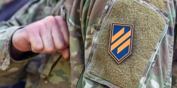 “바이든, ‘신나치 논란’ 우크라 아조우 연대 美무기 사용 허용”