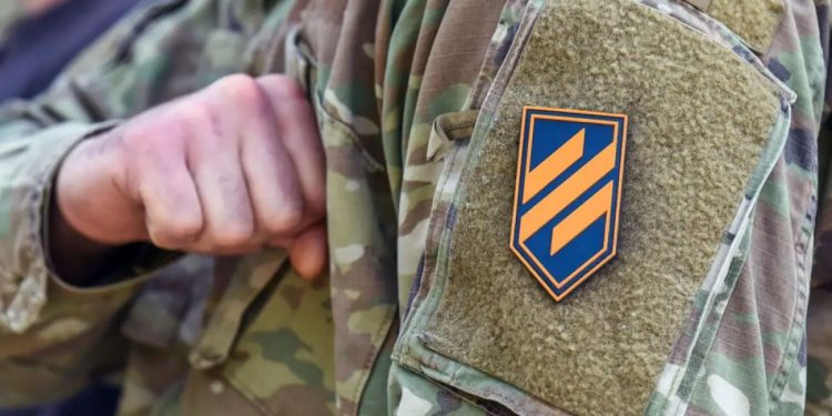 “바이든, ‘신나치 논란’ 우크라 아조우 연대 美무기 사용 허용”