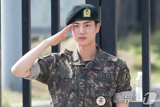 맏형 진, BTS 멤버들 현장 축하 속 눈물·환희의 제대…RM 색소폰 연주까지