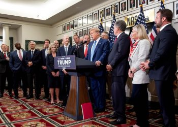 트럼프, 1·6사태 이후 3년여만에 첫 의사당 방문…화려한 복귀