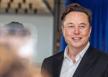 머스크 ’77조원 임금안’ 통과…주총 무대서 ‘덩실덩실’ 세리머니