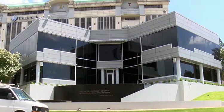 남부빈곤법률센터, 구조조정으로 직원 해고