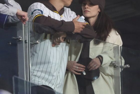 “아이 울음소리에 깜짝”…유모차 끄는 송중기♥케이티, 한남동 산책 목격담