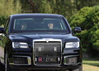 푸틴이 김정은에 건넨 리무진 번호판 ‘727’ 한국전 정전협정일