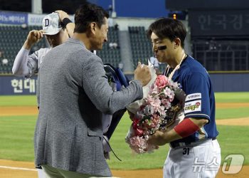 손아섭, 통산 2505안타로 최다 안타 새 역사…’전설’ 박용택이 직접 축하