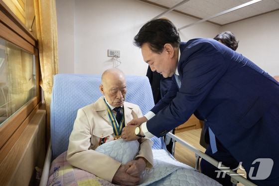 참전용사 손잡은 尹 “잘 모시겠습니다”…현직대통령 첫 방문
