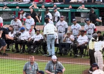 릭우드 필드의 역사적인 밤 경기에 나선 스타들