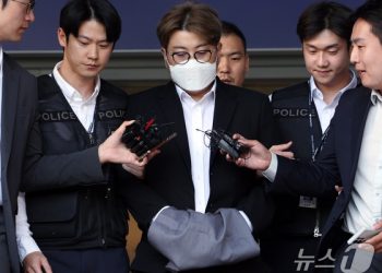 “개XX, 넌 돈 없어 나 못 친다”…김호중, 건물주 용역과 몸싸움 영상 ‘시끌’