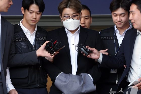 “개XX, 넌 돈 없어 나 못 친다”…김호중, 건물주 용역과 몸싸움 영상 ‘시끌’