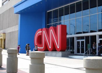 폭스뉴스에 뒤졌던 CNN, 첫 대선 토론 주최하며 만회 노린다