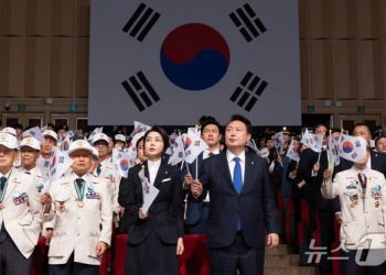 尹, 대구에서 “북한 규탄”…美 항모 승선해 “한미동맹 굳건”