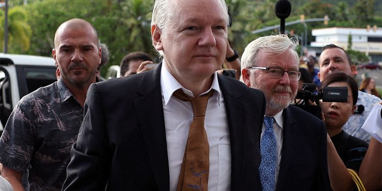 자유 되찾은 폭로자 줄리언 어산지, 고국 호주 도착