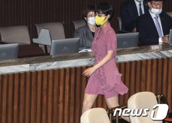 류호정 “누굴 먹어? 우습고 빡친다… 의원 때 나도 성희롱 당첨”