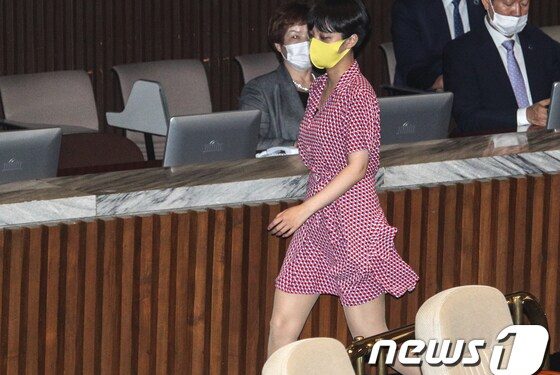 류호정 “누굴 먹어? 우습고 빡친다… 의원 때 나도 성희롱 당첨”