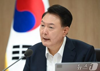 尹 탄핵 100만명 청원…”국민 뜻 엄중” vs “文 땐 140만”