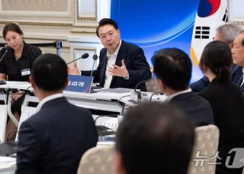 尹 “왜 25만원 주나…1인당 10억 100억씩 줘도 되는 것 아닌가”