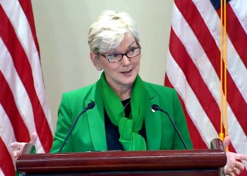 위기 속 바이든, 전기차산업에 보조금 2.3조원 푼다