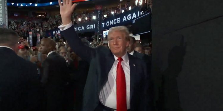 ‘주먹 불끈’ 이틀만에 ‘귀에 붕대’…트럼프, 전대 강렬한 등장