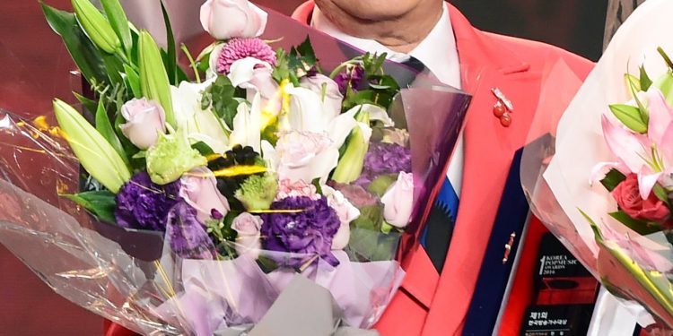 ‘봉선화 연정’ 부른 국민가수 현철 별세…향년 82세