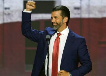 트럼프 장남, 총격 순간의 아버지 찬양…”사자의 심장 가졌다”