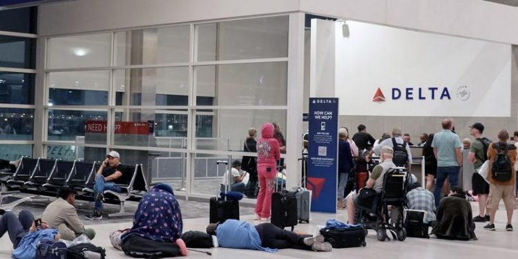 델타 항공, 월요일 항공편 수백건 취소 “금요일 정전 여파”