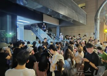 ‘밤샘’ 대응 위메프, 1400여명 환불…’무대응’ 티몬, 고객 본사 점거