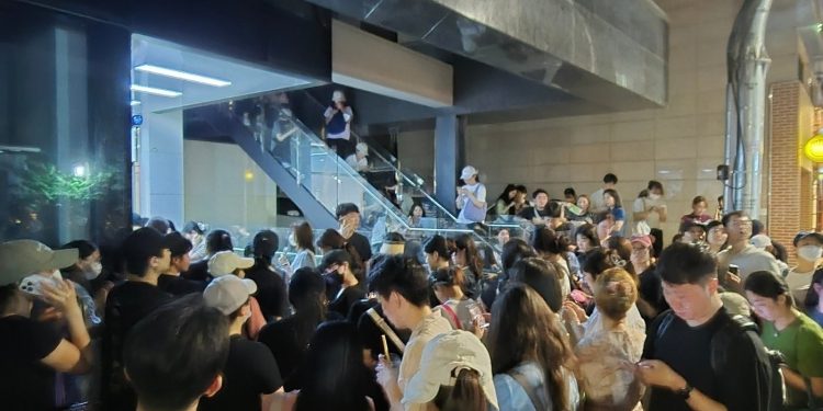 ‘밤샘’ 대응 위메프, 1400여명 환불…’무대응’ 티몬, 고객 본사 점거