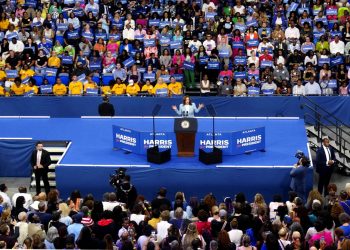 트럼프 “미친사람·멍청이” 비난에…해리스 “내 면전에서 말해”