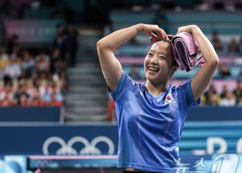 신유빈, 20년 만 탁구 단식 4강행…’도쿄 2관왕’ 천멍과 대결 [올림픽]