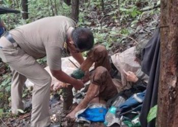 “25일 굶었다” 인도 숲에서 쇠사슬 묶인 채 버려진 美 여성 발견