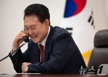 尹 지지율 34.7% 3주 연속 상승…국힘 38.4%, 민주 36.1%[리얼미터]