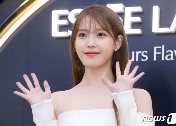 아이유, 통 큰 미담 또…콘서트 모든 스태프에 비즈니스석 쐈다