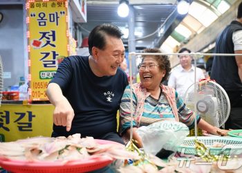 尹, 휴가 첫날 민생 현장으로…통영중앙시장 돌며 시민들과 소통